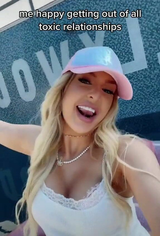 2. Sexy Tana Mongeau Enseña Escote