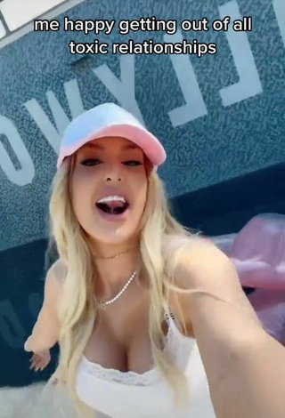 3. Sexy Tana Mongeau Enseña Escote