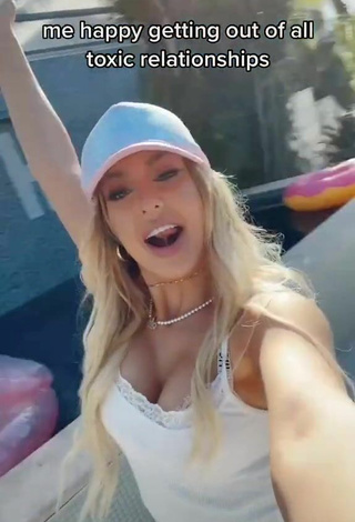 4. Sexy Tana Mongeau Enseña Escote