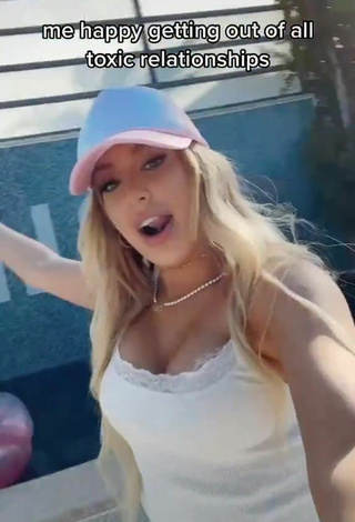 6. Sexy Tana Mongeau Enseña Escote