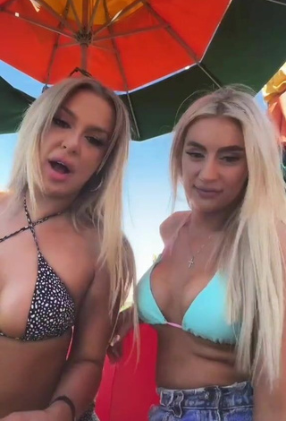 1. Caliente Tana Mongeau Enseña Escote Con Sujetador De Bikini