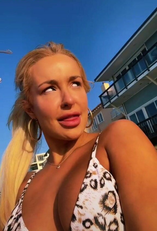 Sexy Tana Mongeau con Sujetador de Bikini en la playa