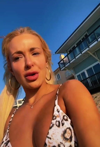 2. Sexy Tana Mongeau Con Sujetador De Bikini En La Playa