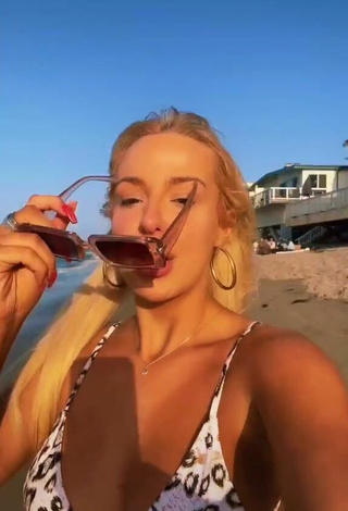 3. Sexy Tana Mongeau Con Sujetador De Bikini En La Playa