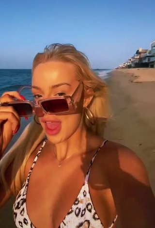 4. Sexy Tana Mongeau Con Sujetador De Bikini En La Playa