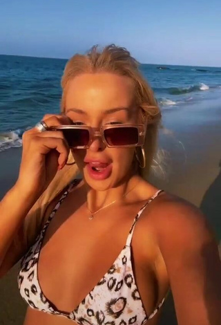 5. Sexy Tana Mongeau Con Sujetador De Bikini En La Playa