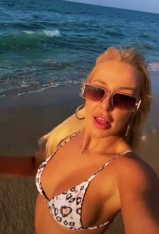 6. Sexy Tana Mongeau Con Sujetador De Bikini En La Playa