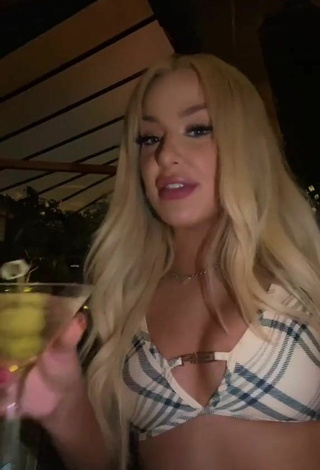 Más caliente Tana Mongeau enseña escote con Sujetador de Bikini