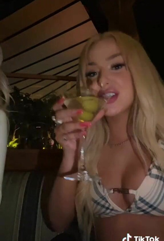 6. Más Caliente Tana Mongeau Enseña Escote Con Sujetador De Bikini