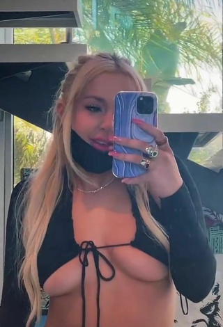 5. Sexy Tana Mongeau Con Top Bombacho