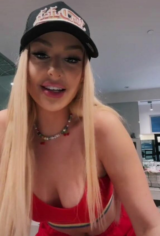 Sexy Tana Mongeau enseña escote con Top Corto Rojo