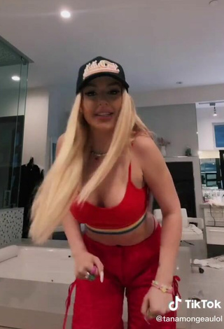 2. Sexy Tana Mongeau Enseña Escote Con Top Corto Rojo