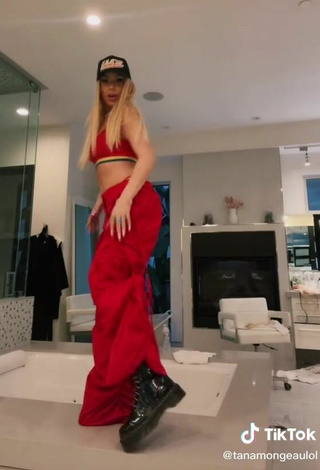 4. Sexy Tana Mongeau Enseña Escote Con Top Corto Rojo