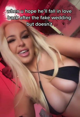 Sexy Tana Mongeau con Mini Bikini Negro