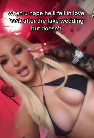 2. Sexy Tana Mongeau Con Mini Bikini Negro