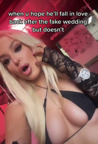 5. Sexy Tana Mongeau Con Mini Bikini Negro