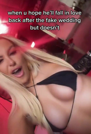 6. Sexy Tana Mongeau Con Mini Bikini Negro