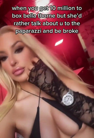 4. Caliente Tana Mongeau Con Mini Bikini Negro