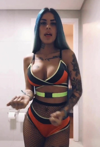 3. Elegante MC Tati Zaqui Con Bikini