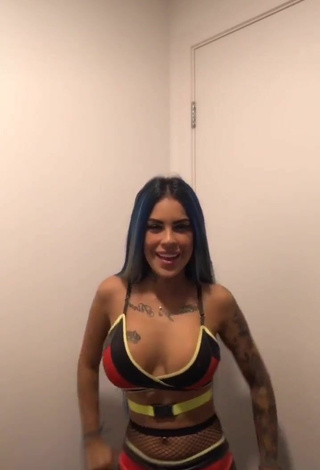 3. Atractiva MC Tati Zaqui Con Provocativos Bikini