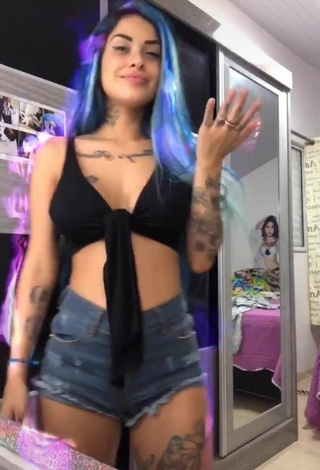 Caliente MC Tati Zaqui con Pantalones Cortos