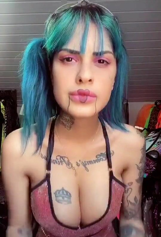 Guapísima MC Tati Zaqui Enseña Escote