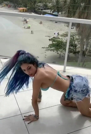 6. Caliente MC Tati Zaqui Con Sujetador De Bikini Mientras Hace Twerking