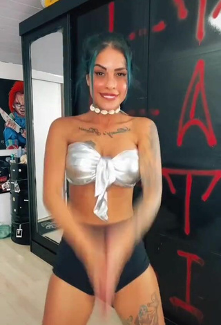 Hermosa MC Tati Zaqui con Sujetador mientras hace twerking y Tetas Saltarinas