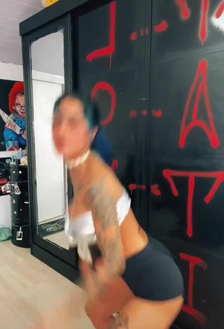 2. Hermosa MC Tati Zaqui Con Sujetador Mientras Hace Twerking Y Tetas Saltarinas