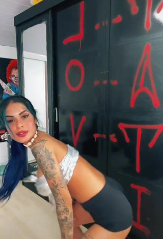 3. Hermosa MC Tati Zaqui Con Sujetador Mientras Hace Twerking Y Tetas Saltarinas