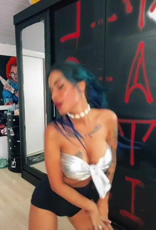 6. Hermosa MC Tati Zaqui Con Sujetador Mientras Hace Twerking Y Tetas Saltarinas