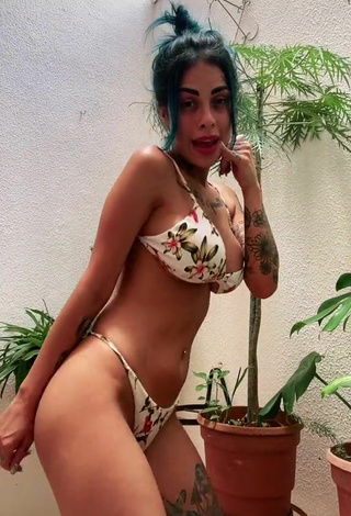 2. Bonita MC Tati Zaqui Con Bikini