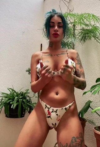 3. Bonita MC Tati Zaqui Con Bikini