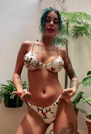 5. Bonita MC Tati Zaqui Con Bikini