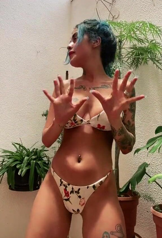 6. Bonita MC Tati Zaqui Con Bikini