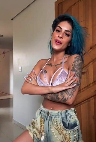 Atractiva MC Tati Zaqui enseña escote con Seductores Sujetador Negro mientras hace twerking