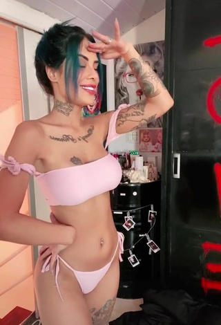 Guapísima MC Tati Zaqui con Atractivos Bikini Rosa