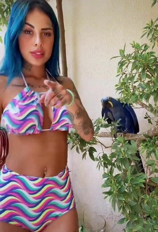 Caliente MC Tati Zaqui con Bikini