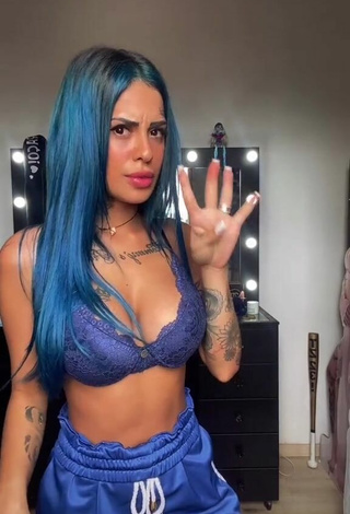 Caliente MC Tati Zaqui con Sujetador Violeta