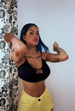 1. Sexy MC Tati Zaqui Enseña Escote Con Top Corto