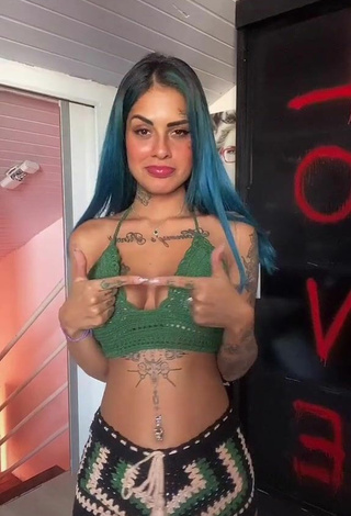 Sexy MC Tati Zaqui enseña escote con Bikini