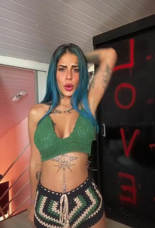 Atractiva MC Tati Zaqui enseña escote con Seductores Bikini