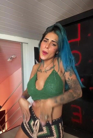 4. Atractiva MC Tati Zaqui Enseña Escote Con Seductores Bikini