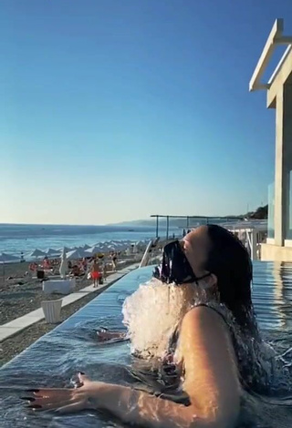 2. Sexy Amina Mirzoeva Con Traje De Baño En La Piscina