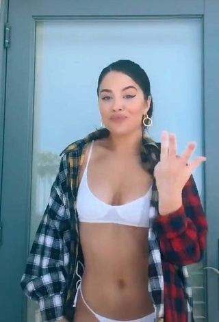 4. Hermosa Tessa Brooks Con Bikini Blanco Y Tetas Saltarinas