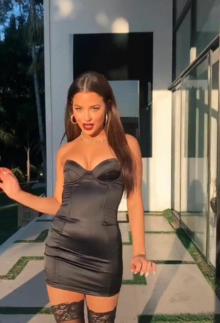 Sexy Tessa Brooks enseña escote con Vestido Negro