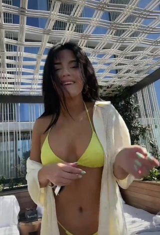 3. Bonita Tessa Brooks Con Bikini Amarillo