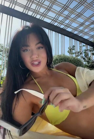 5. Bonita Tessa Brooks Con Bikini Amarillo