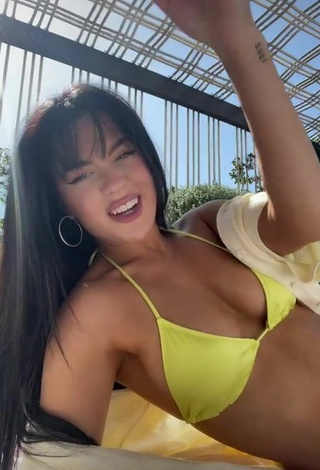 6. Bonita Tessa Brooks Con Bikini Amarillo