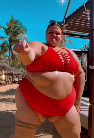 6. Caliente Thais Carla Con Bikini Rojo En La Playa